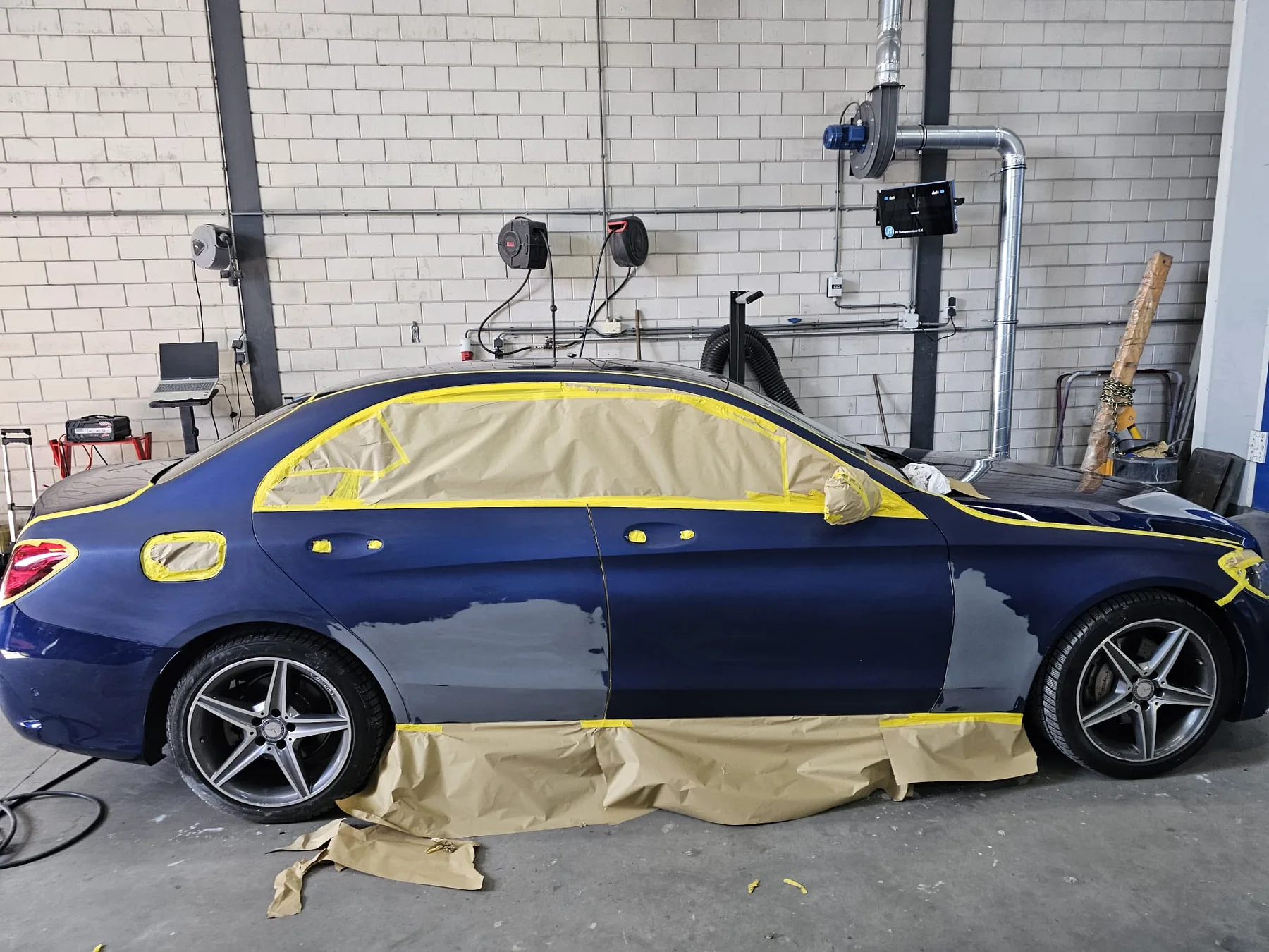 Mercedes tijdens voorbereiding voor carrosserie- en lakherstel