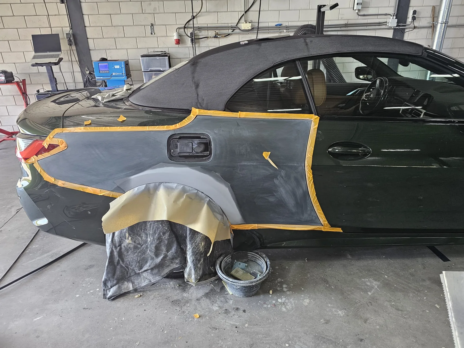 Groene cabrio tijdens carrosserieherstel