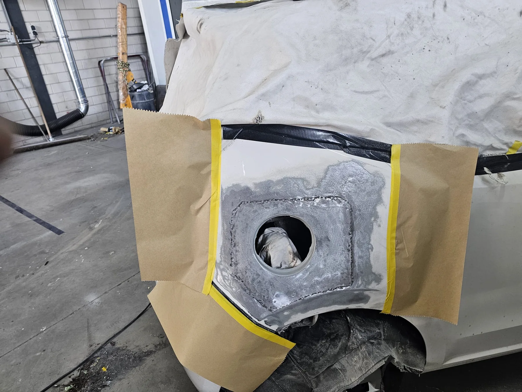 Laswerk aan carrosserie rond tankopening